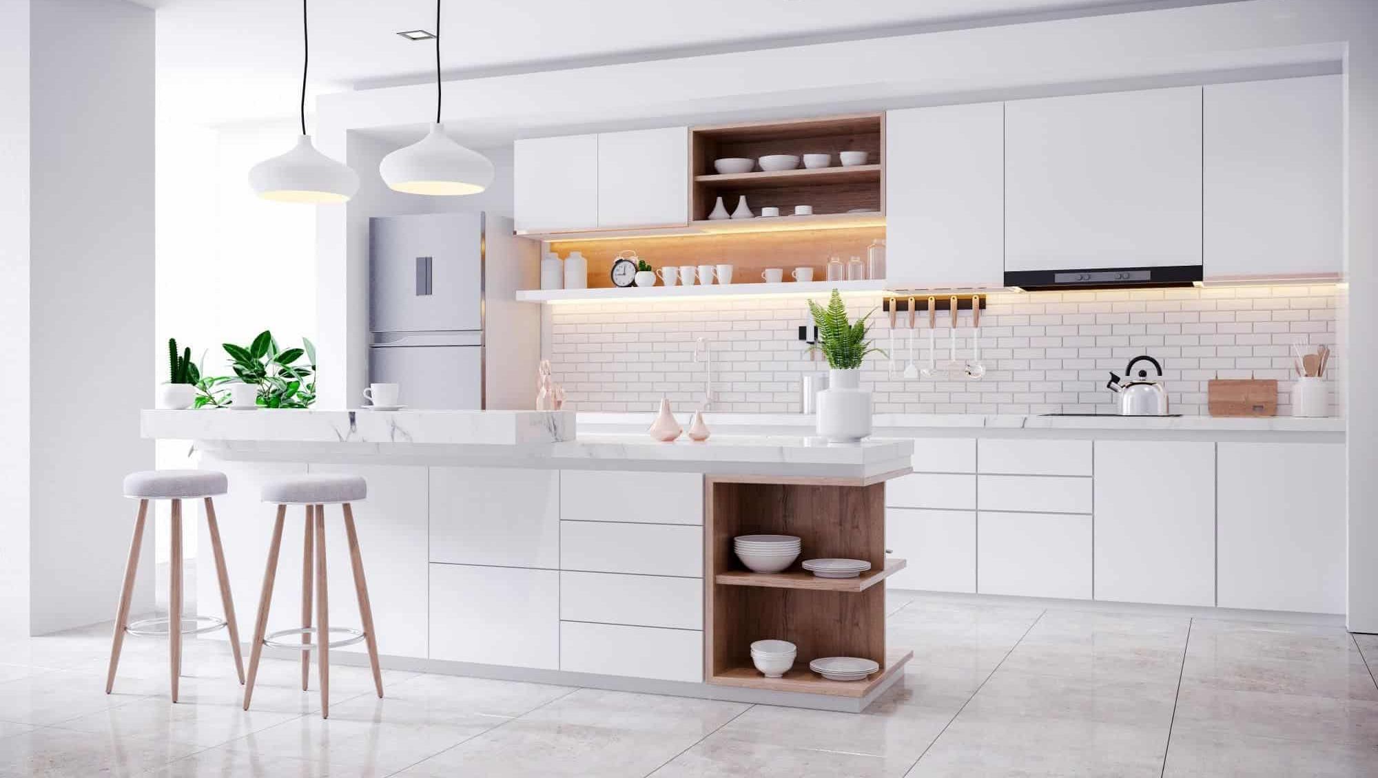 Lyst kjøkken med kjøkkenøy, integrert belysning og moderne innredning i nordisk stil.